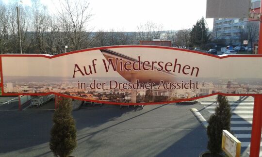 Werbetafel am Ausgang der Gaststätte Dresdner Aussicht an der Kohlenstraße auf der Dresdner Südhöhe