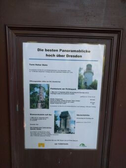 Informationsmaterial an der Eingangstür zum Johann-Gottlieb-Fichte-Turm im Westendpark von Dresden-Plauen