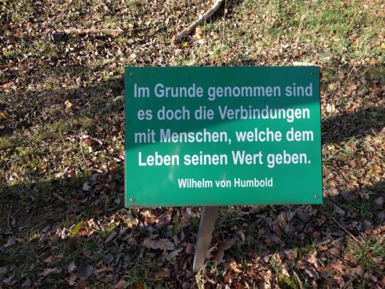 Tafel mit einem Spruch von Wilhelm von Humboldt am Weg zum Felixturm  auf dem Schafberg bei Radeberg