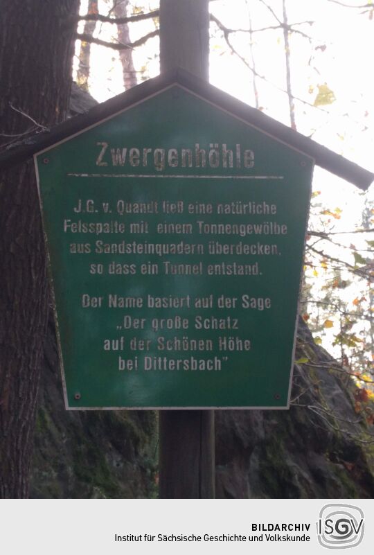 Infotafel an der Zwergenhöhle im ehemaligen Park an der Schönen Höhe bei Dürrröhrsdorf-Dittersbach