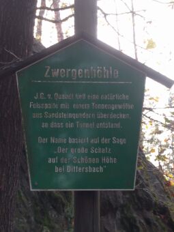 Infotafel an der Zwergenhöhle im ehemaligen Park an der Schönen Höhe bei Dürrröhrsdorf-Dittersbach