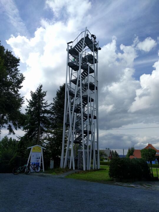 Der neue Aussichtsturm auf der Remtengrüner Höhe bei Adorf.