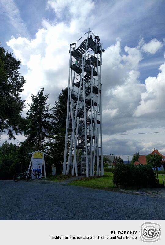 Der neue Aussichtsturm auf der Remtengrüner Höhe bei Adorf.