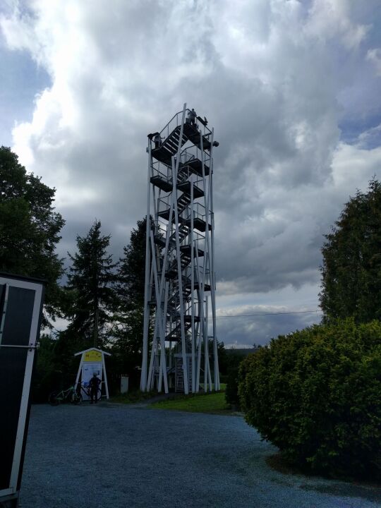 Der neue Aussichtsturm auf der Remtengrüner Höhe bei Adorf.