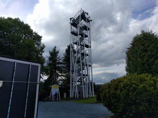 Der neue Aussichtsturm auf der Remtengrüner Höhe bei Adorf.