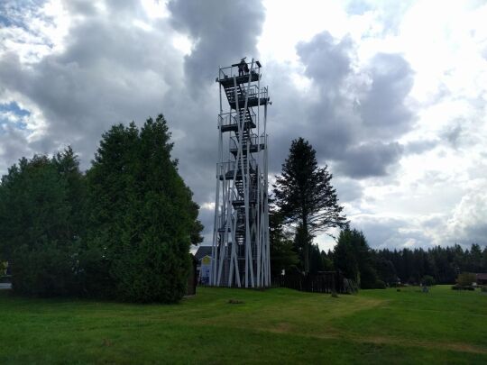 Der neue Aussichtsturm auf der Remtengrüner Höhe bei Adorf.