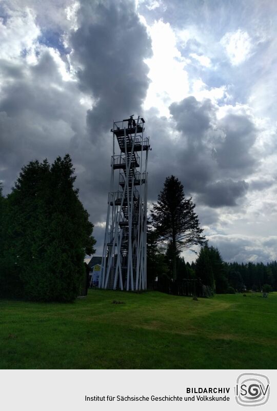 Der neue Aussichtsturm auf der Remtengrüner Höhe bei Adorf.