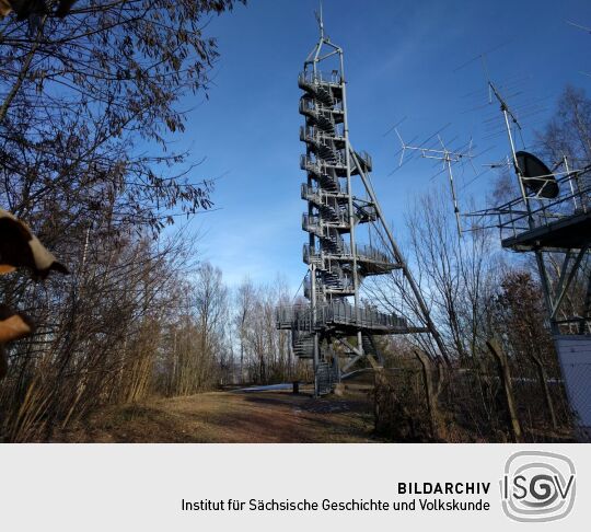 Der Glückauf-Turm auf der Deutschlandschachthalde in Oelsnitz/Erzgeb.