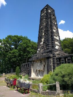 Wanderwegweiser auf dem Windberg bei Freital.