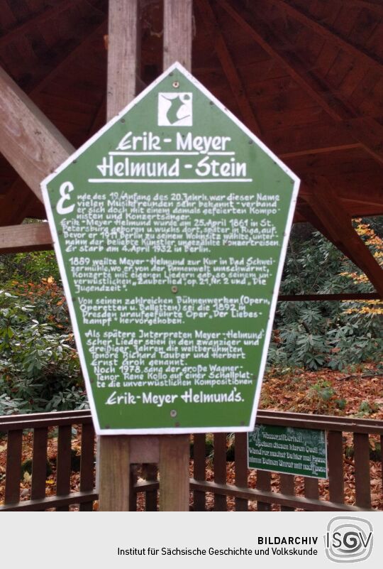 Touristische Informationstafel am Erik-Meyer-Helmund-Stein in Schweizermühle in der Sächsischen Schweiz