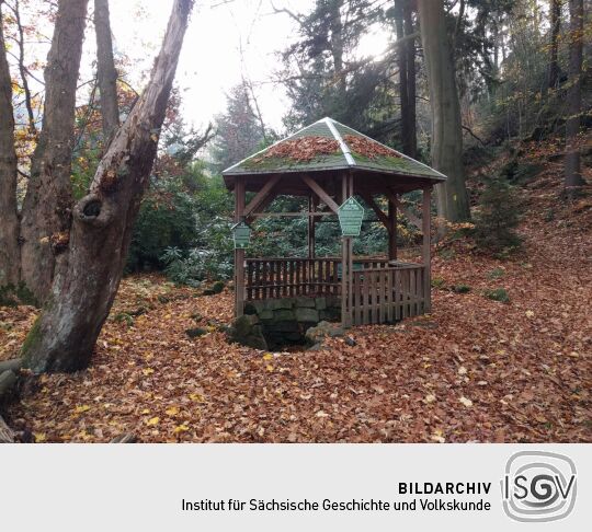 Der Pavillon auf der Sophienquelle in Schweizermühle in der Sächsischen Schweiz