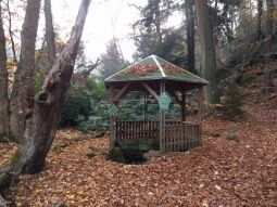 Der Pavillon auf der Sophienquelle in Schweizermühle in der Sächsischen Schweiz