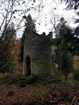 Der Ruinenturm im Schwedengarten in Schweizermühle in der Sächsischen Schweiz