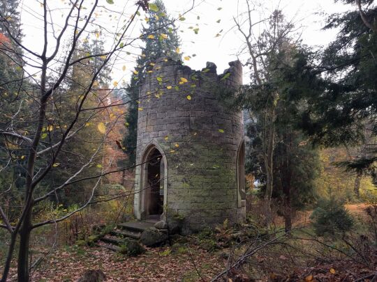 Der Ruinenturm im Schwedengarten in Schweizermühle in der Sächsischen Schweiz