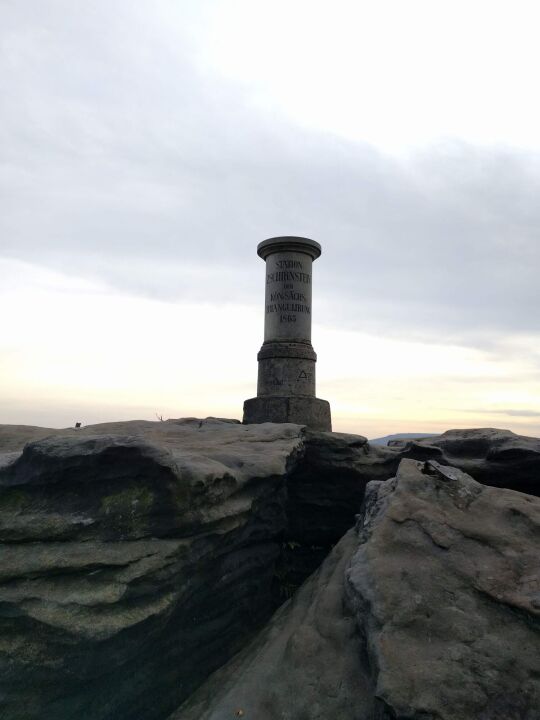 Vermessungssäule der Station Zschirnstein