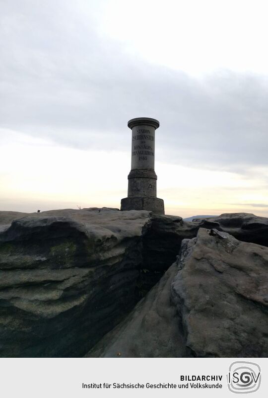 Vermessungssäule der Station Zschirnstein