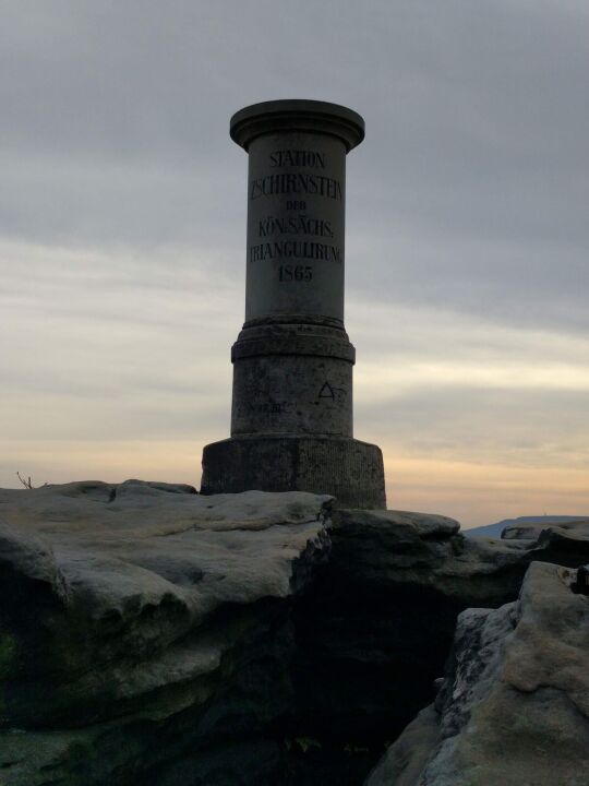 Vermessungssäule der Station Zschirnstein