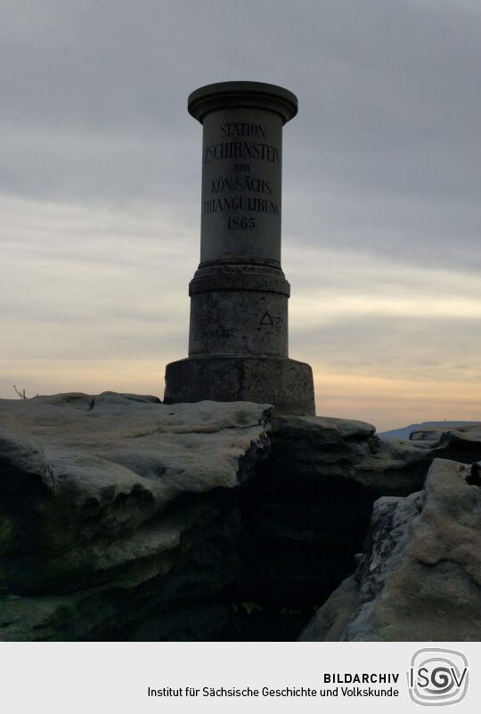 Vermessungssäule der Station Zschirnstein