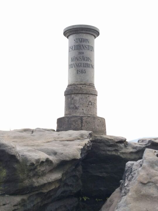 Vermessungssäule der Station Zschirnstein