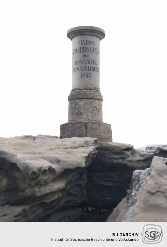 Vermessungssäule der Station Zschirnstein