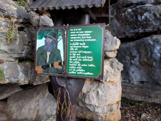 Infotafel zum Tod des letzten Wilderers in der Sächsischen Schweiz am Aufstieg zum Katzstein bei Gohrisch-Cunnersdorf.