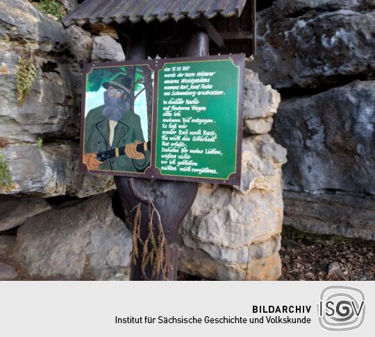 Infotafel zum Tod des letzten Wilderers in der Sächsischen Schweiz am Aufstieg zum Katzstein bei Gohrisch-Cunnersdorf.