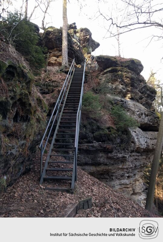 Am Aufstieg zum Aussichtspunkt Signal auf dem Katzstein bei Gohrisch-Cunnersdorf.