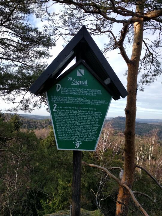 Am Aufstieg zum Aussichtspunkt Signal auf dem Katzstein bei Gohrisch-Cunnersdorf.