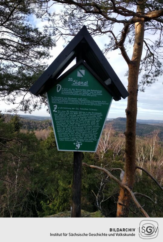 Am Aufstieg zum Aussichtspunkt Signal auf dem Katzstein bei Gohrisch-Cunnersdorf.