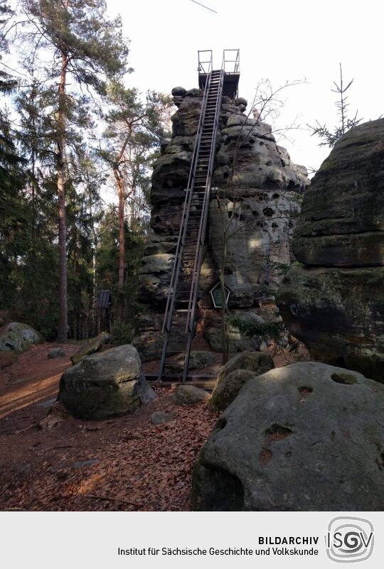 Der Aufstieg zum Aussichtspunkt Katzfels auf dem Katzstein bei Gohrisch-Cunnersdorf.