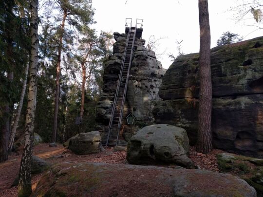 Der Aufstieg zum Aussichtspunkt Katzfels auf dem Katzstein bei Gohrisch-Cunnersdorf.