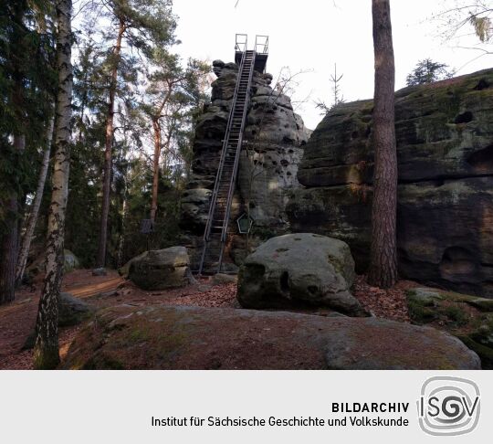 Der Aufstieg zum Aussichtspunkt Katzfels auf dem Katzstein bei Gohrisch-Cunnersdorf.