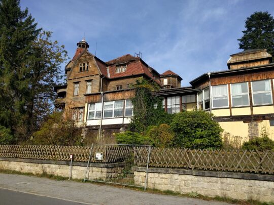 Holzhaus mit Fensterfront in Schandau