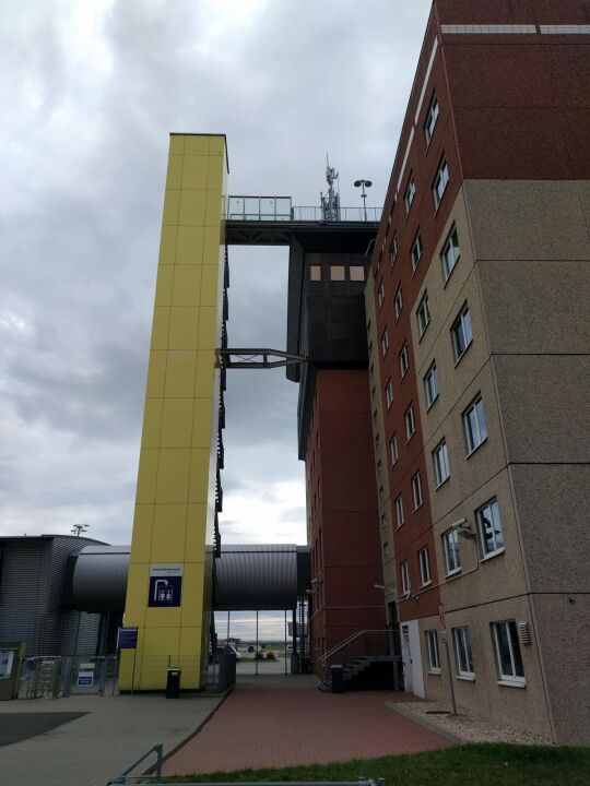 Aufzug und Treppe zur Aussichtsterrasse am Flughafen Leipzig/Halle in Schkeuditz.