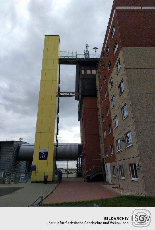 Aufzug und Treppe zur Aussichtsterrasse am Flughafen Leipzig/Halle in Schkeuditz.