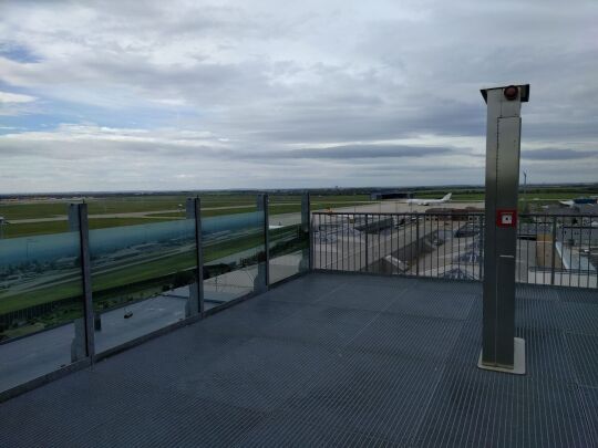 Auf der Aussichtsterrasse am Flughafen Leipzig/Halle in Schkeuditz.