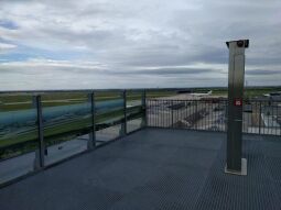 Auf der Aussichtsterrasse am Flughafen Leipzig/Halle in Schkeuditz.