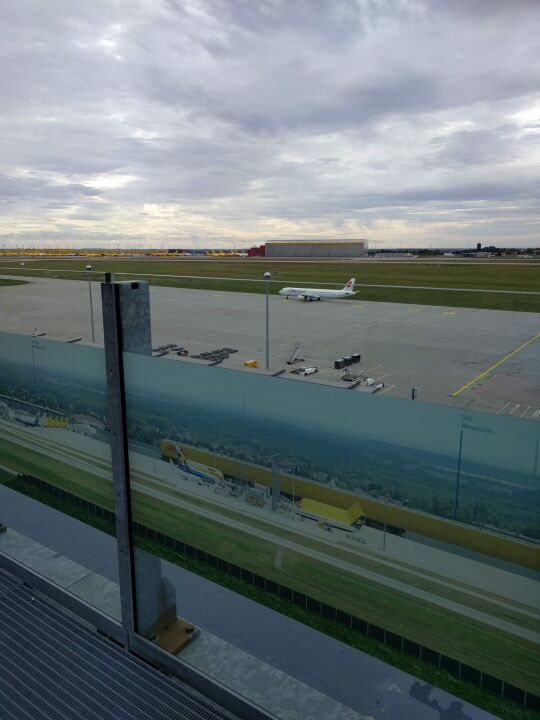 Auf der Aussichtsterrasse am Flughafen Leipzig/Halle in Schkeuditz.