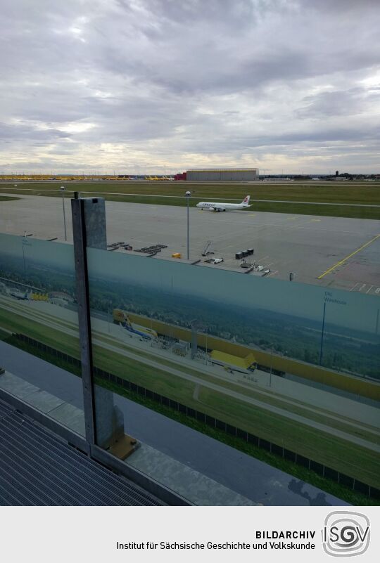 Auf der Aussichtsterrasse am Flughafen Leipzig/Halle in Schkeuditz.