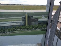 Auf der Aussichtsterrasse am Flughafen Leipzig/Halle in Schkeuditz.