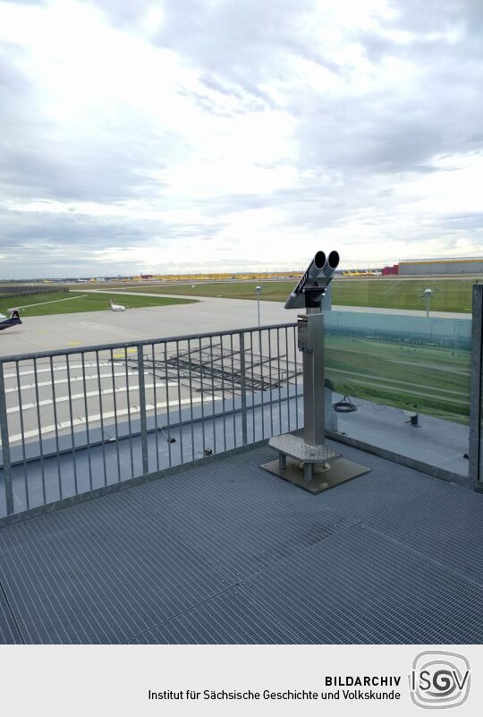 Auf der Aussichtsterrasse am Flughafen Leipzig/Halle in Schkeuditz.