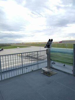 Auf der Aussichtsterrasse am Flughafen Leipzig/Halle in Schkeuditz.