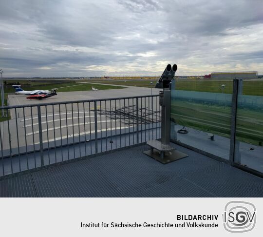 Auf der Aussichtsterrasse am Flughafen Leipzig/Halle in Schkeuditz.