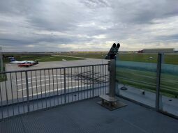 Auf der Aussichtsterrasse am Flughafen Leipzig/Halle in Schkeuditz.