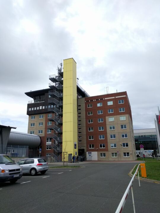 Aufzug und Treppe zur Aussichtsterrasse am Flughafen Leipzig/Halle in Schkeuditz.