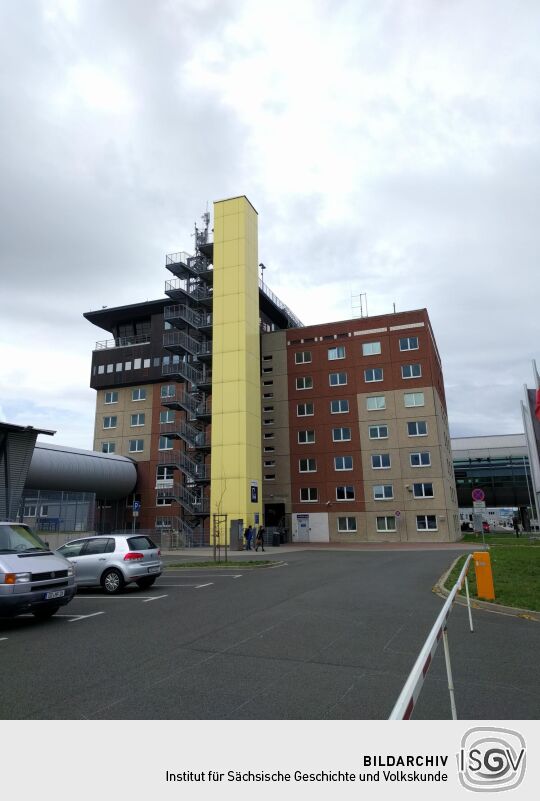 Aufzug und Treppe zur Aussichtsterrasse am Flughafen Leipzig/Halle in Schkeuditz.