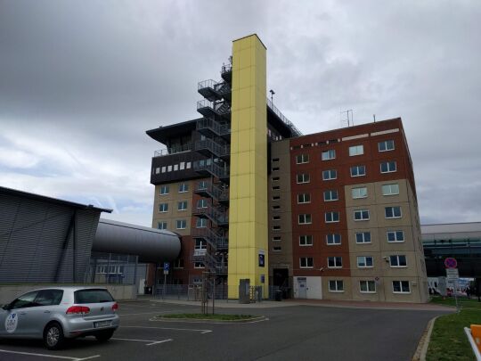 Aufzug und Treppe zur Aussichtsterrasse am Flughafen Leipzig/Halle in Schkeuditz.