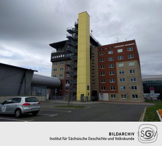 Aufzug und Treppe zur Aussichtsterrasse am Flughafen Leipzig/Halle in Schkeuditz.