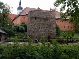 Die Alte Wasserkunst im Klostertierpark Riesa mit Aussichtsplattform .