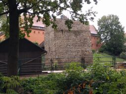 Die Alte Wasserkunst im Klostertierpark Riesa mit Aussichtsplattform .